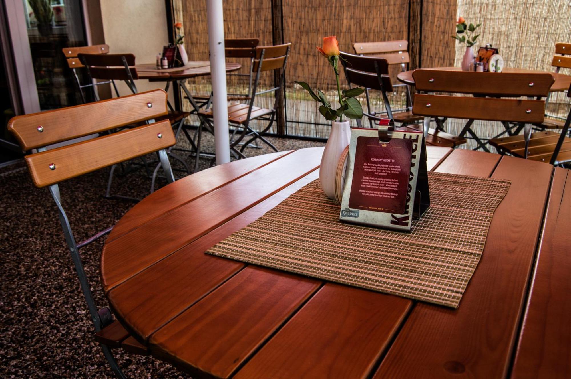 Restaurace A Penzion Garnet Olomouc Exterior foto